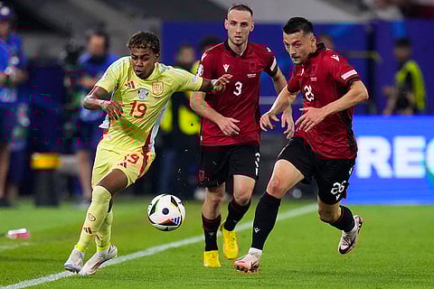 Lamine Yamal vies for the ball with Arber Hoxha